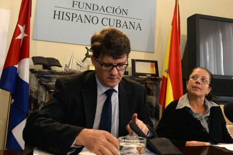 El abogado del Caso Pay, Francisco Andjar, junto a Ofelia Acevedo en Madrid. | AFP