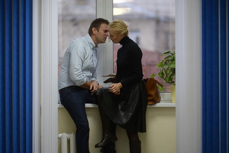 Alexei Navalny y su esposa, Yulia, durante un descanso de la vista judicial. | Afp