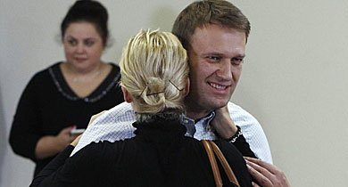Alexei Navalny abraza feliz a su esposa. | Afp