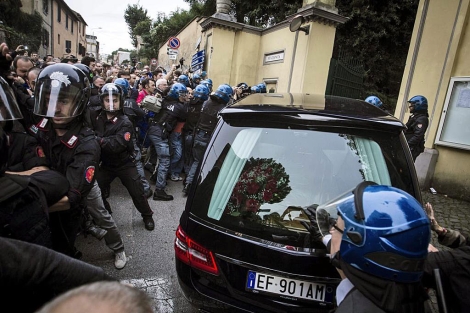 Protestas ante el coche fnebre de Erich Priebke, en Roma. | Efe