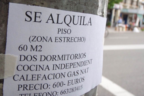 Cartel que anuncia un piso en alquiler en el barrio de Tetuán de Madrid. | EM