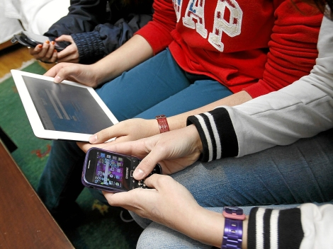 Menores accediendo a redes sociales desde diferentes dispositivos. | P.R.