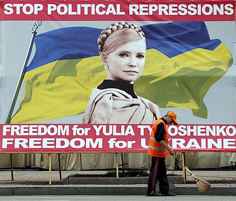 Cartel de apoyo a la ex presidenta de Ucrania en Kiev. | Efe