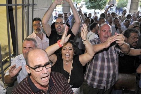 Sindicalistas protestan a las puertas del juzgado de Mercedes Alaya, el pasado da 10. | Efe