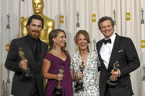 Bale, a la izquierda, con el Oscar que gan en 2011. | Reuters