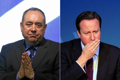 Alex Salmond (i) y David Cameron (d).