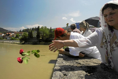 Varias personas homenajean en Visegrado a las vctimas de la guerra bosnia.
