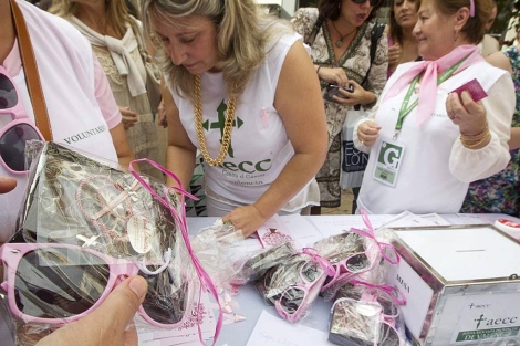 Mujeres con el lazo rosa en un acto solidario celebrado en Valencia | B.Pajares