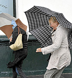 Mujeres con paraguas en San Sebastin. | Efe