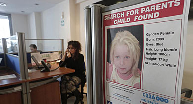 Un cartel con la imagen de la nia 'Mara', en una oficia en Atenas. | Reuters