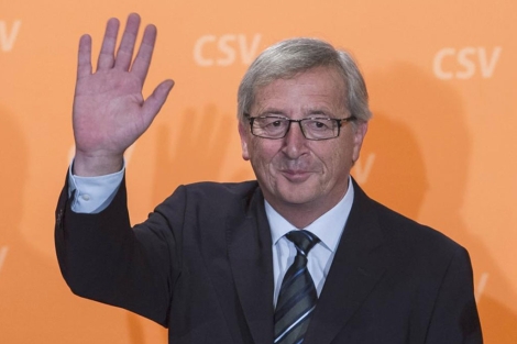 Juncker saluda a sus seguidores en la sede del partido.| Efe