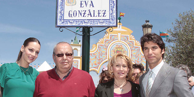 Eva Gonzlez, con sus padres y Cayetano Rivera, en la inauguracin de su calle. | G3