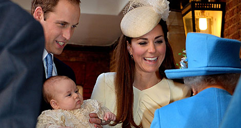 Los duques muestran al beb a su bisabuela, Isabel II. | AFP/Pool
