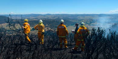 Voluntarios divisan los efectos de los incendios en Blue Mountains. | Afp