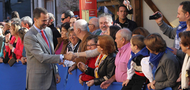 El Prncipe de Asturias saluda a un grupo de vecinos de Teverga. | Efe