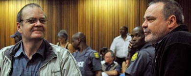 Imagen de Mike du Toit (izda.), junto a su hermano Andre, en el juicio por intentar asesinar a Mandela.