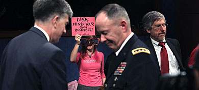 Protesta ante el responsable de la NSA. | Afp