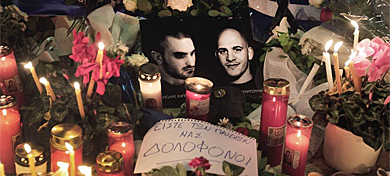 Foto de los dos neonazis asesinados entre velas y flores. | Efe