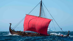 Cruzan el Atlntico en un autntico barco vikingo