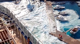 Un crucero crea un pequeo 'tsunami' y destruye barcos y amarres en Sicilia