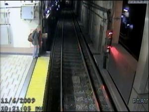 Una mujer borracha se cae a las vías del metro y sobrevive | Mundo |  