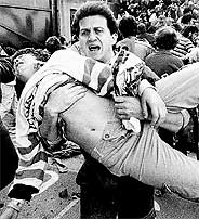 Un herido es evacuado antes de la final de la Copa de Europa de 1985. (Foto: N. DIDLICK)