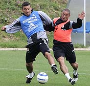 Samuel le quita el baln a Roberto Carlos en un entrenamiento. (Foto: EFE)