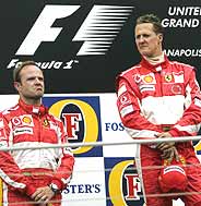 Barrichello y Schumacher, cariacontecidos en el podio de Indianpolis. (Foto: REUTERS)