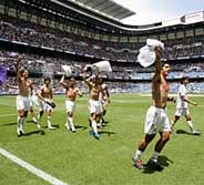 Los jugadores del Madrid celebran el ascenso. (Foto: REALMADRID.COM)
