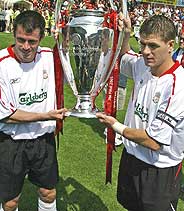 Gerrard y Carragher, con la copa de la 'Champions'. (Foto: AP)