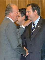 El Rey saluda a Feliciano Mayoral en la recepcin de la Zarzuela. (Foto: EFE)