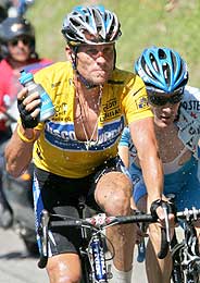 Armstrong se refresca durante la etapa. (Foto: AP)