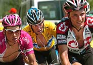 Armstrong, entre Basso y Ullrich. El podio de Pars? (Foto: EFE)