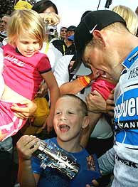 Lance Armstrong, con sus hijos en Saint-Etienne. (Foto: REUTERS)