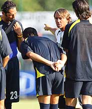 Mancini charla con sus jugadores en el entrenamiento. (Foto: AP)