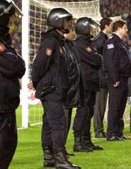 La policia protege el terreno de juego. (Foto: EFE)