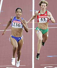 La rusa Nesterenko (dcha.), campeona olimpica de los 100 metros, ha pasado a las semifinales. (Foto: AP)
