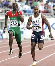 Scott y Obikwelu, en las semifinales de 100 metros. (Foto: AP)