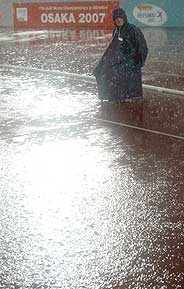 Un juez de silla se protege de la lluvia con un chubasquero antes de la interrupcin de la jornada. (Foto: AP)
