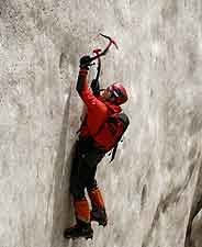 El alpinista, antes de quedar atrapado en la pared. (Foto: AFP)