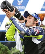 Rossi celebr su victoria vestido de camarero. (Foto: AP)