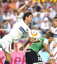 Sergio Ramos y Jonathan Valle luchan por un baln. (Foto: EFE)