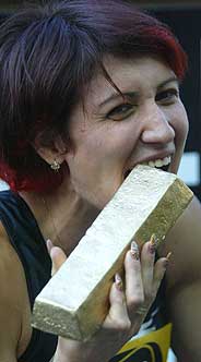 Lebedeva muerde uno de los lingotes de oro que se llevó. (Foto: REUTERS)