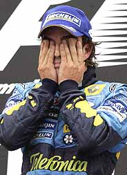 Alonso, emocionado tras ganar el GP de Alemania de 2005. (Foto: EFE)
