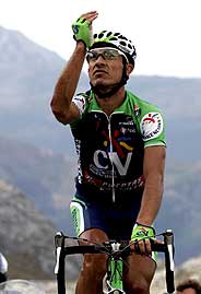 Eladio Jimnez dedica su victoria en los Lagos de Covadonga. (Foto: AFP)