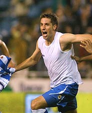 Capdevila celebra su gol. (Foto: EFE)