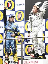 Alonso celebra su segundo puesto en presencia de Raikkonen, que gan la carrera. (Foto: AP)