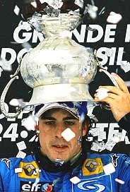 Alonso, con el trofeo en la cabeza. (Foto: AP)
