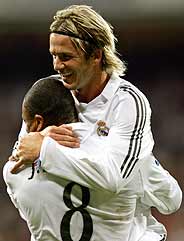 Beckham felicita a Baptista tras marcar al Mallorca. (Foto: REUTERS)