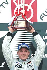 Raikkonen levanta el trofeo de ganador del GP de Japn. (Foto: EFE)
